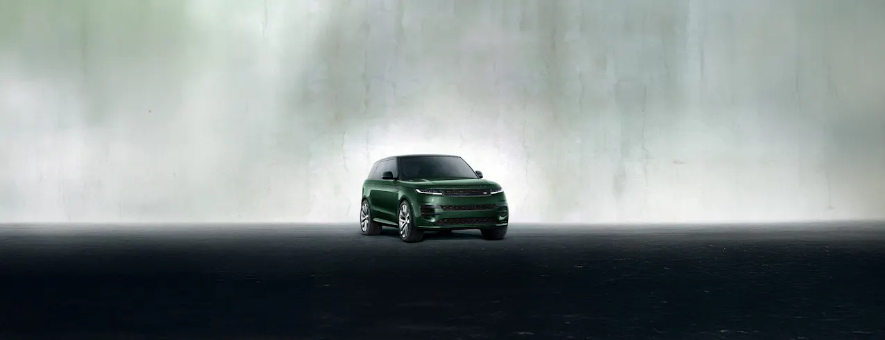 Range Rover in verde su pavimento nero