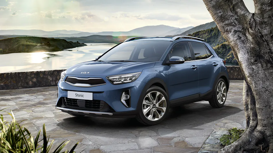 Blauer Kia Stonic von vorne links