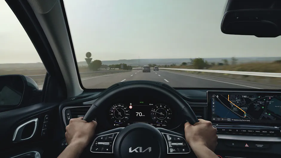 Kia Cockpit bei Fahrt, Sicht auf Strasse