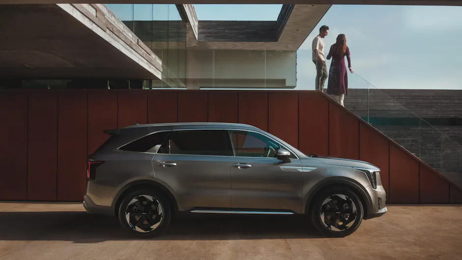 Kia Sorento di lato, sullo sfondo una casa moderna