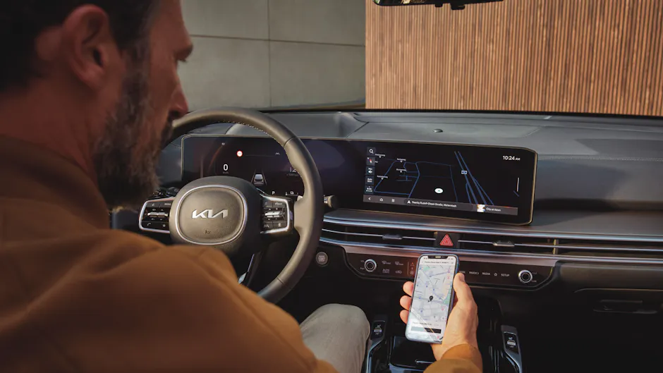 Una persona controlla gli aggiornamenti over-the-air sull'app Kia Sorento