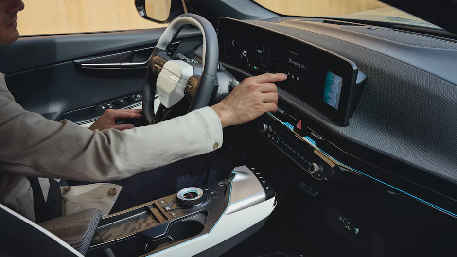 Un uomo aziona l'infotainment nell'abitacolo della EV6