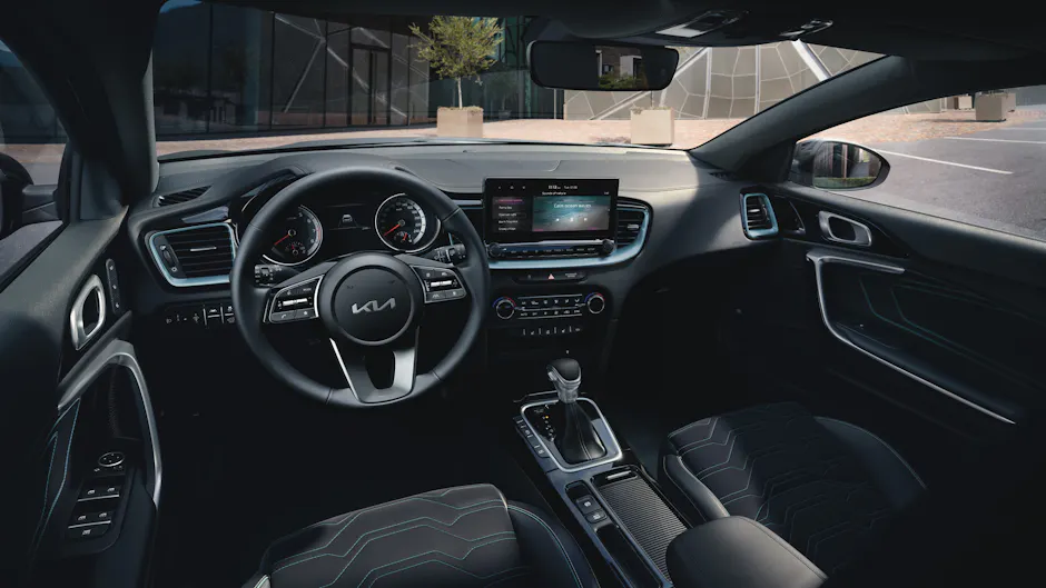 Kia Ceed-SW Interieur in Schwarz mit blauen Nähten