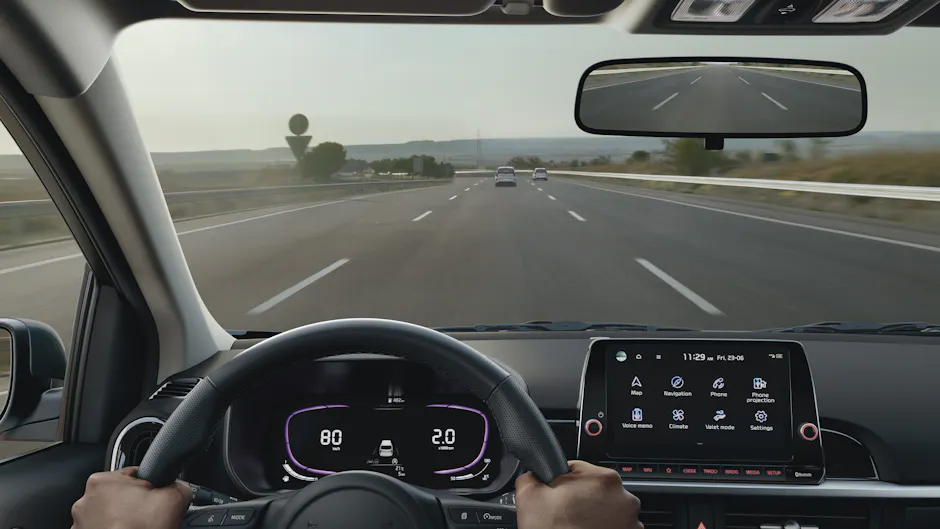 Kia fährt auf Autobahn mit navigationsbasiertem Tempomat