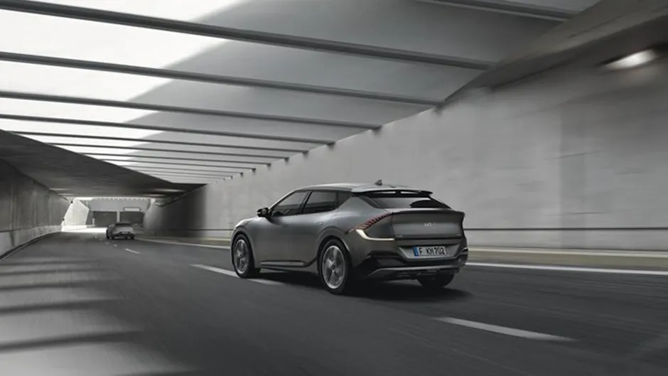 Kia in Grau am fahren in einem Tunnel
