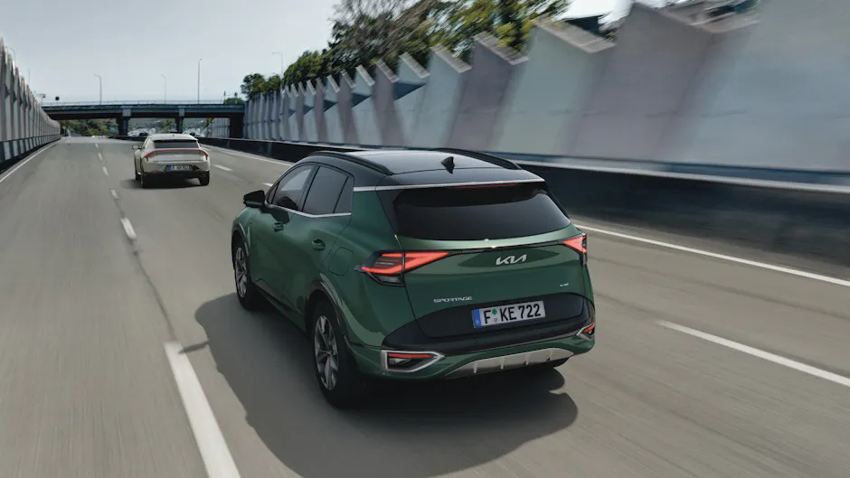 Kia Sportage in Grün am fahren
