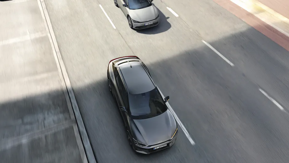 Kia in Grau am fahren