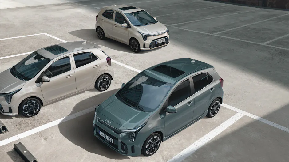 Kia fährt aus der Parklücke, der Querverkehrswarner meldet den Verkehr