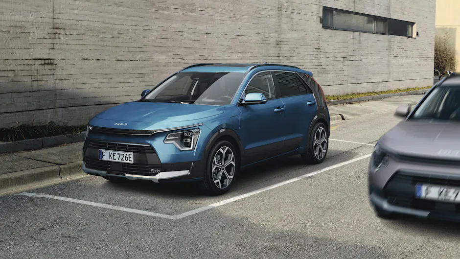 Kia in Blau, in einem weissen Parkplatz