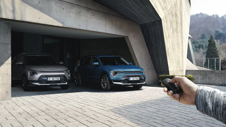 Kia in Grau und Blau, offenes Garagentor