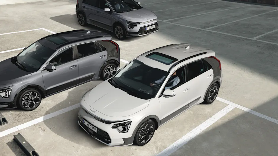 Kia in Weiss, von oben beim Einparken 
