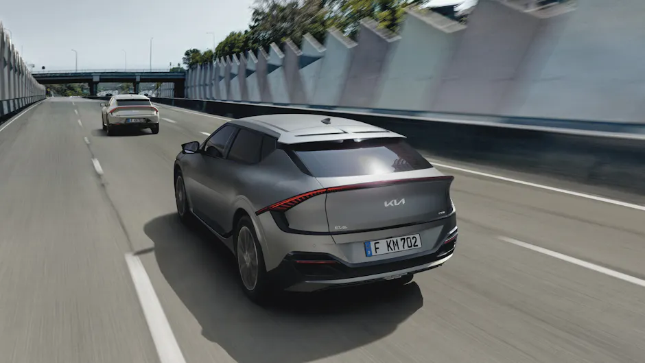 Kia EV6 en gris, sur une autoroute