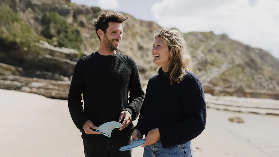 Mann und Frau mit Surf Finnen in der hand von Kia Move