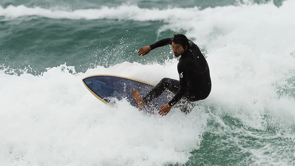 Surfer auf einer Welle, Kia Move Engagement in der Umwelt