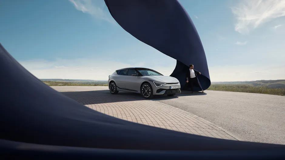 Kia in grigio, in viaggio con il sole, paesaggio verde