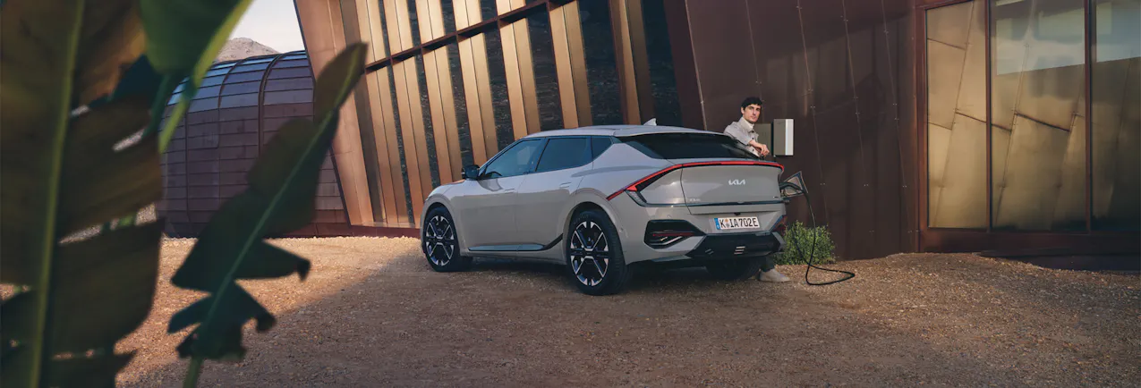 La Kia EV6 elettrica viene ricaricata dalla wallbox