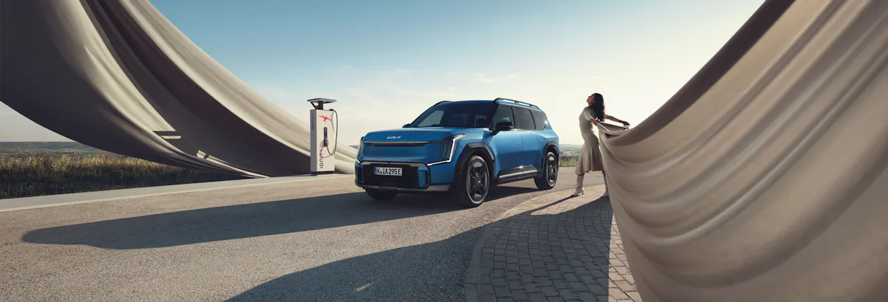 Blauer Kia EV9 vor IONITY Ladestation