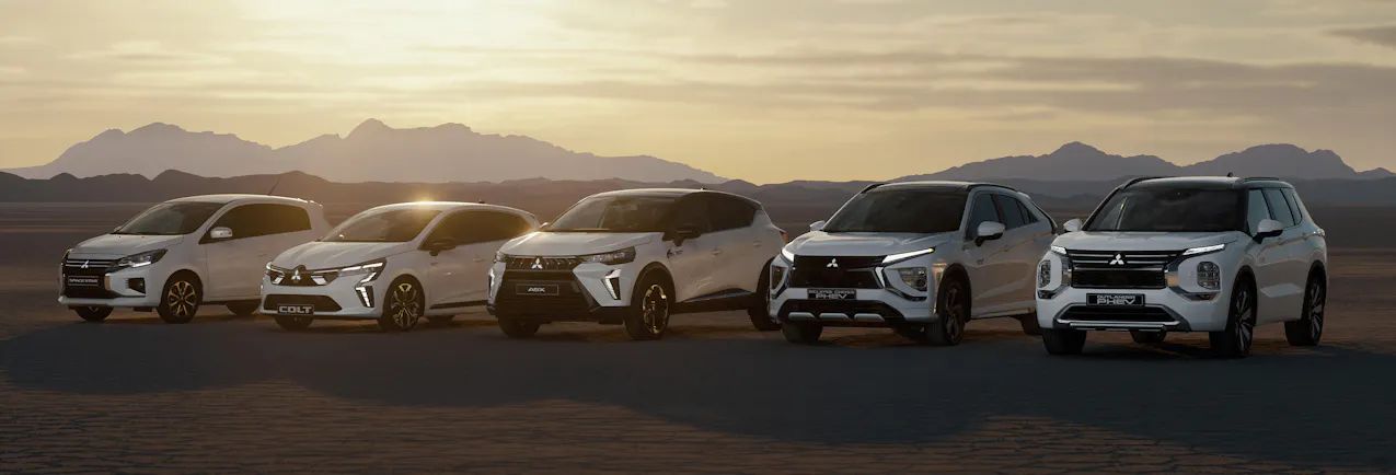 Mitsubishi Range tous en blanc, montagnes et soleil en arrière-plan