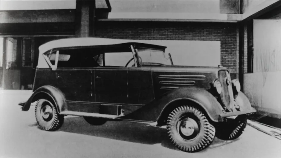 Une Mitsubishi historique avec une capote en toile, une partie avant marquante et des pneus robustes