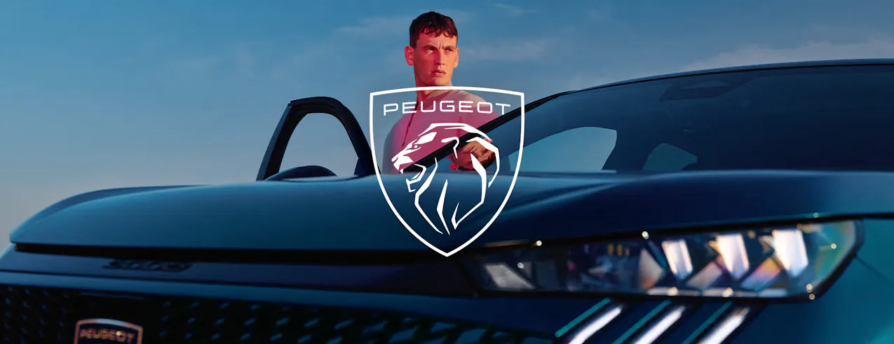 Logo Peugeot, en arrière-plan Peugeot bleue avec porte ouverte