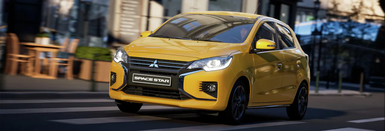 La Mitsubishi Space Star jaune dans le trafic urbain