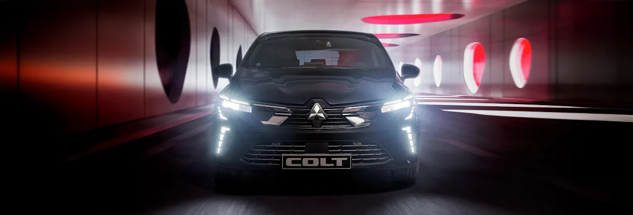 Mitsubishi Colt vue de face en tunnel avec phares LED