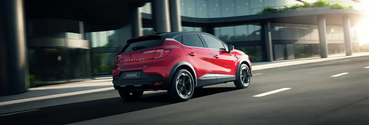 Roter Mitsubishi ASX in Fahrt von hinten rechts