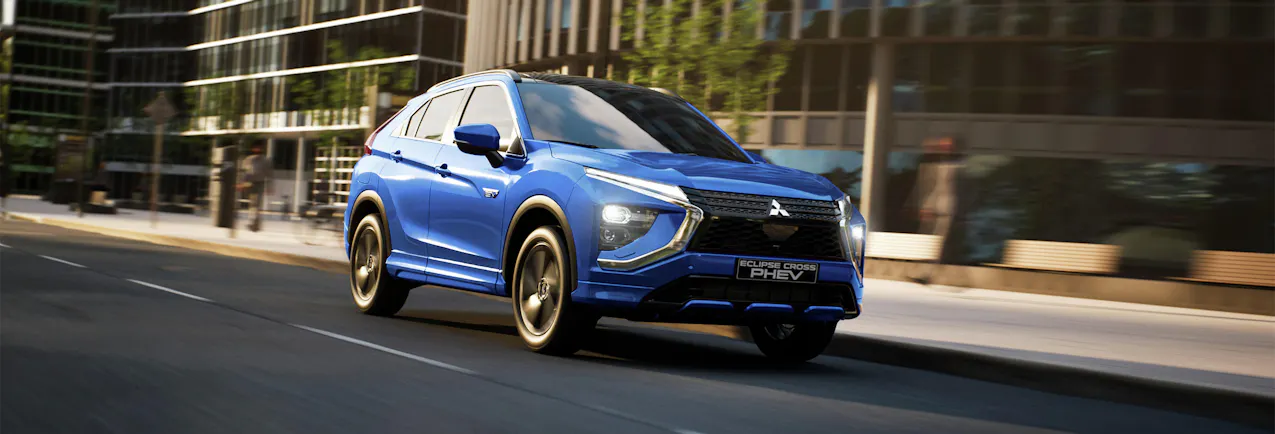 La Mitsubishi Eclipse Cross PHEV bleue roule en ville
