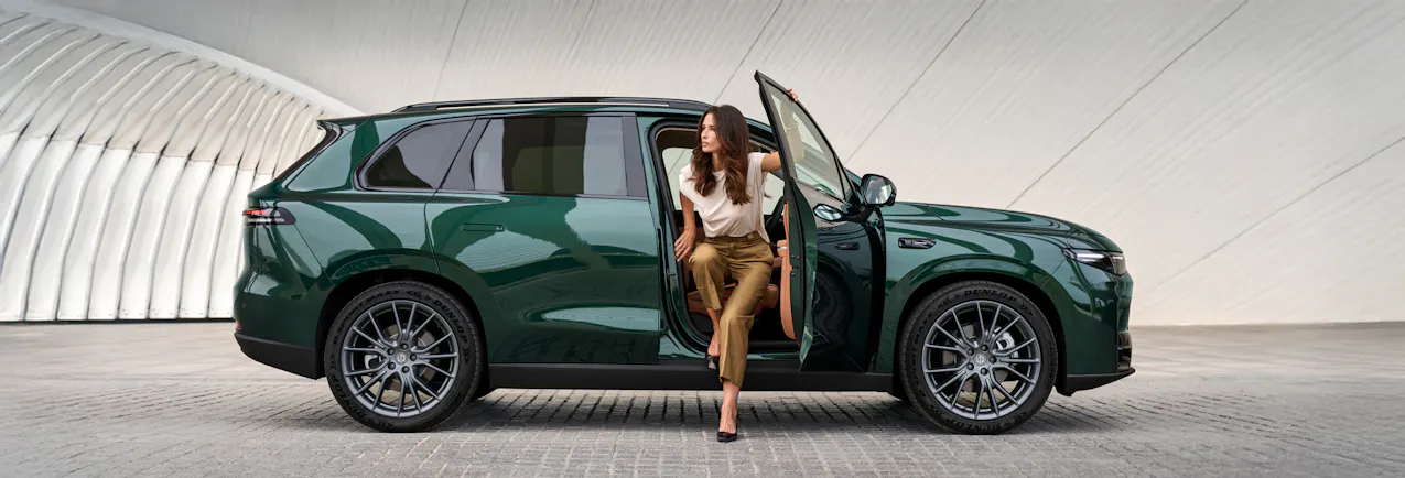 Leapmotor C10 verde da un lato, donna esce