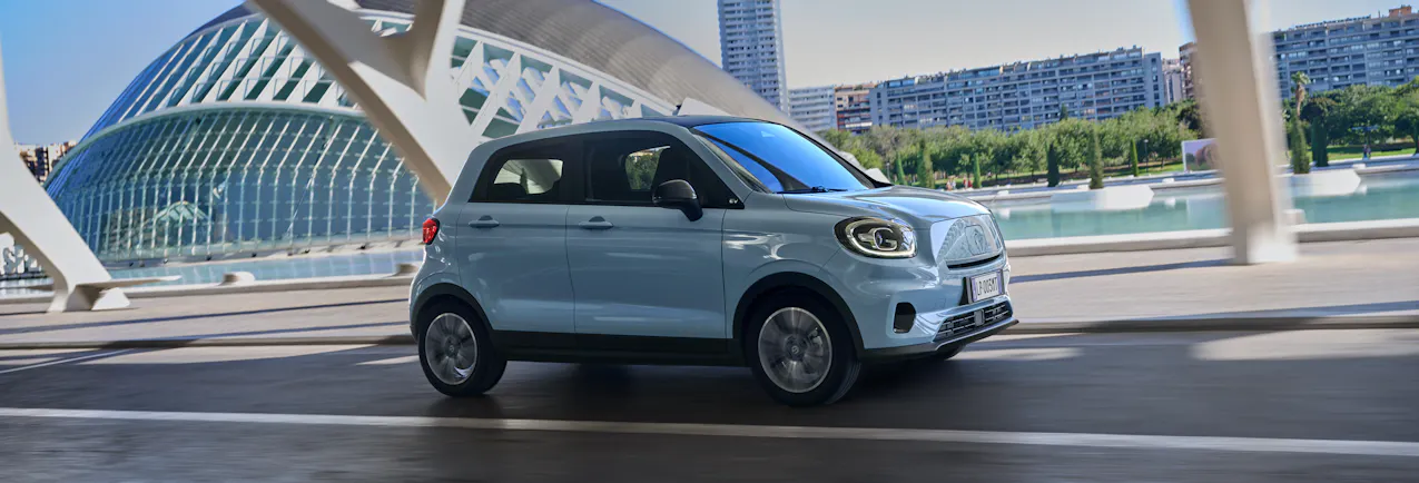 Le Leapmotor T03 bleu se déplace sur le pont, vue latérale