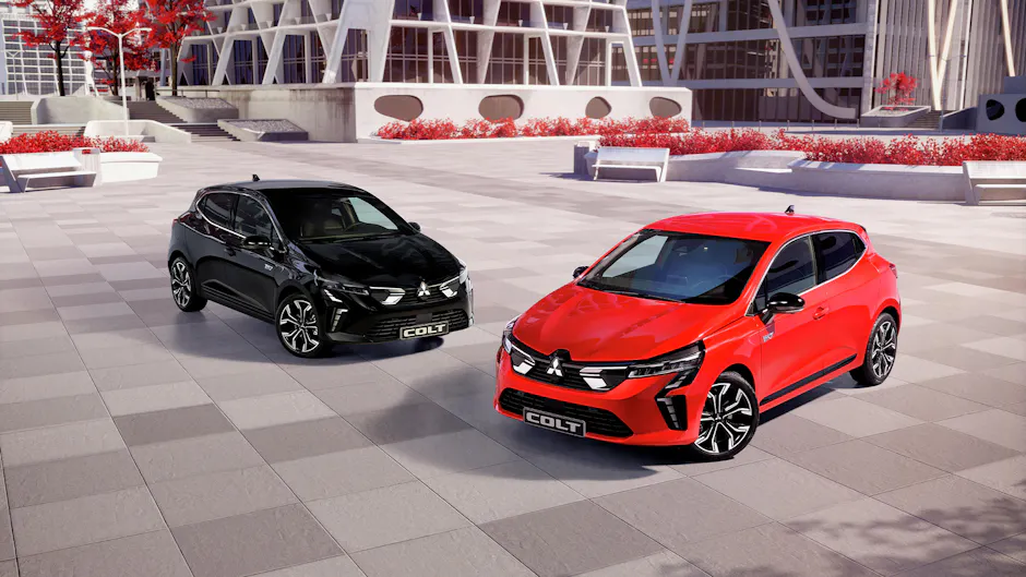 Mitsubishi Colt noire et rouge dans un environnement urbain