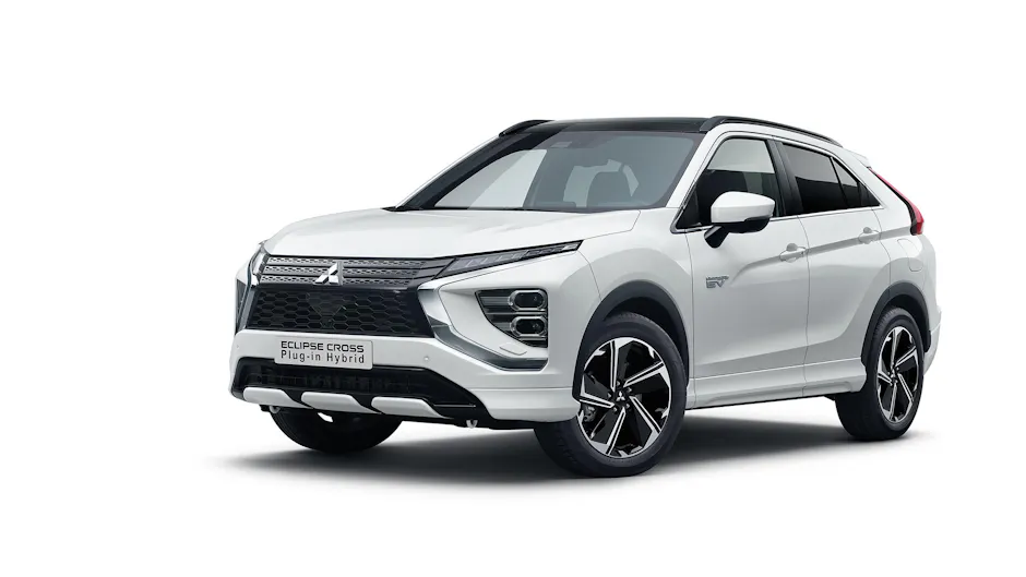 Eclipse Cross PHEV blanche, en studio, vue de face à droite
