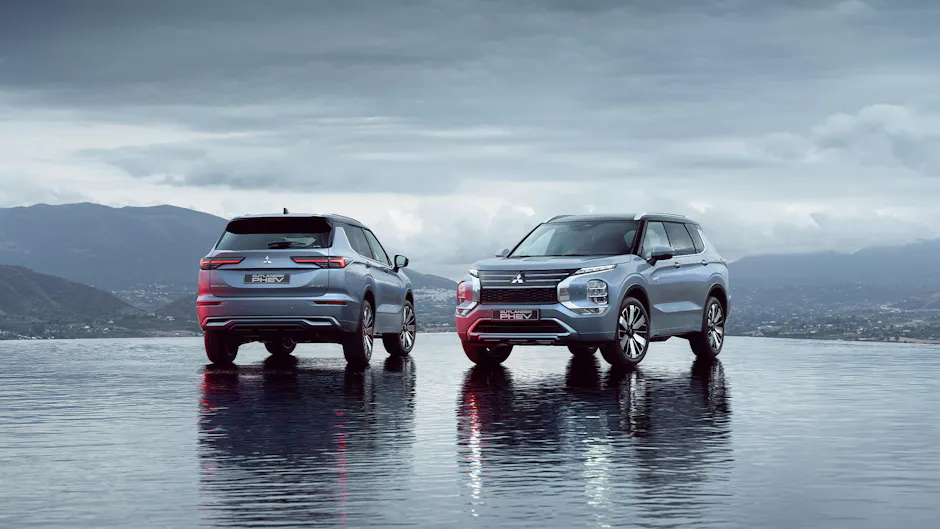 Mitsubishi Outlander Plug-in Hybrid bleu clair sur un plan d'eau