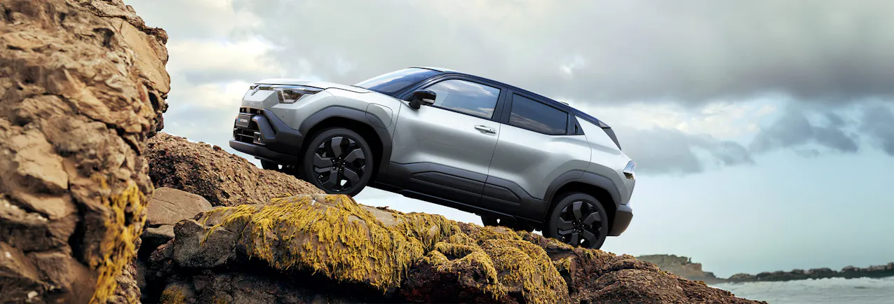 Suzuki eVitara tout-terrain argenté en pente