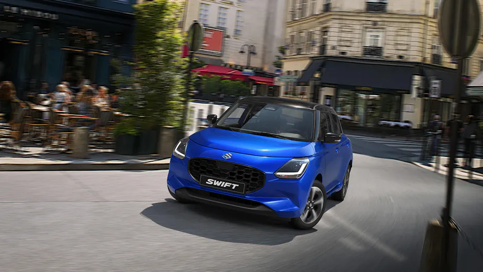 Suzuki Swift blu nel traffico cittadino