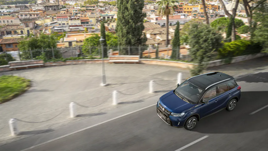 Suzuki Vitara blu dall'alto in ambiente urbano
