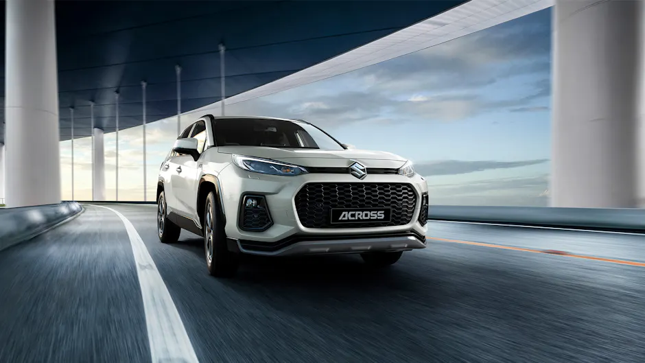 Guida di Suzuki ACROSS Hybrid da davanti a destra