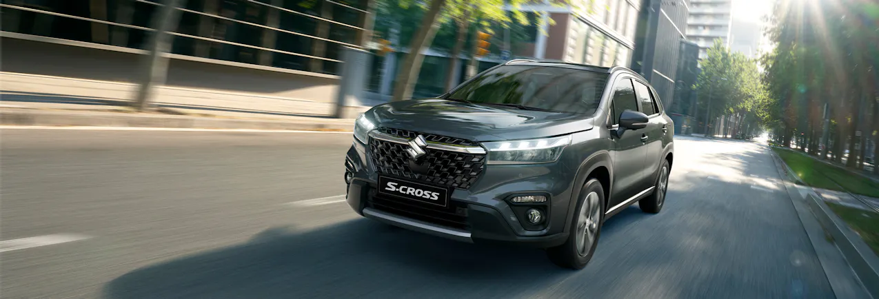 Grauer S-Cross Hybrid im Stadtverkehr
