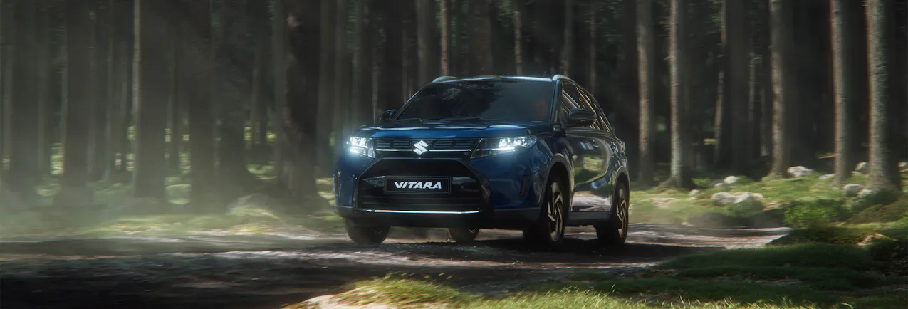 Nuova Suzuki Vitara alla guida su una pista forestale