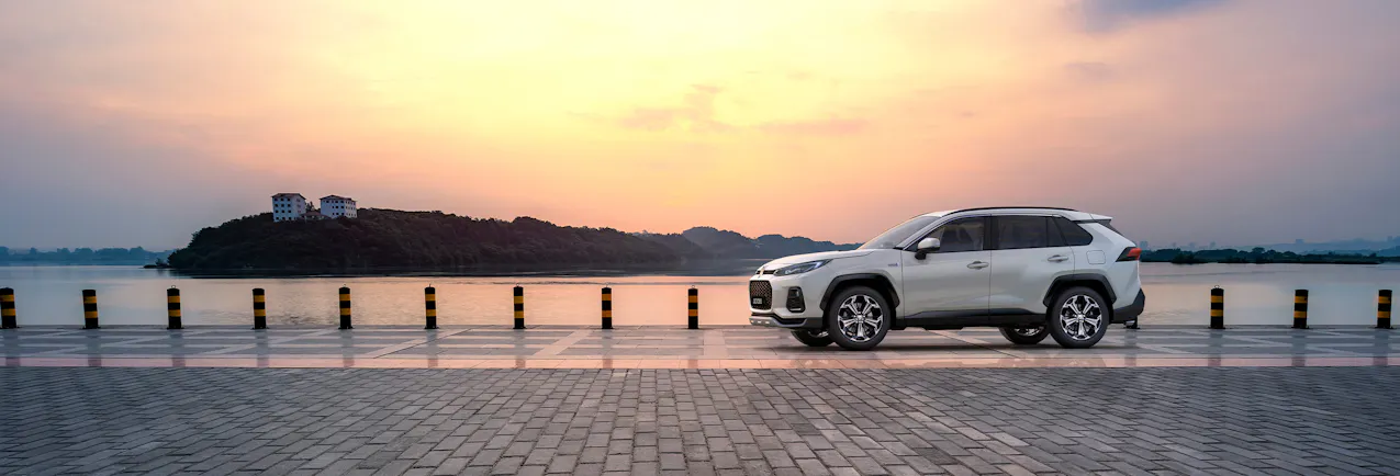 Suzuki bianca al tramonto sul mare