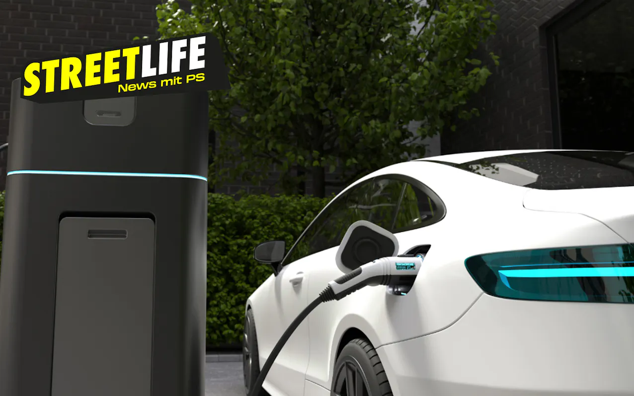 La voiture électrique est chargée sur une station de recharge