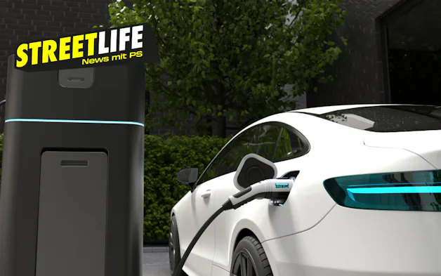 L'auto elettrica viene caricata alla stazione di ricarica