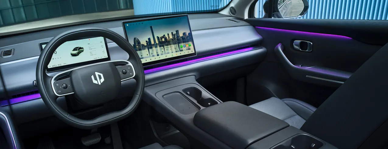 Interni di Leapmotor C10 con illuminazione ambientale, schermo e cruscotto