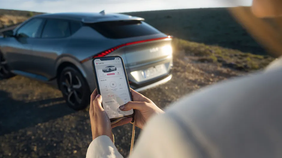Application Kia Connect, en arrière-plan une Kia EV6