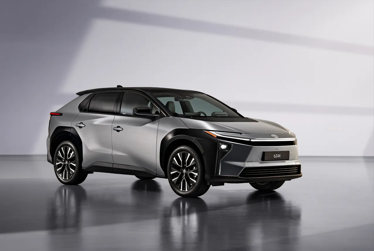Elegantes Frontdesign des neuen Toyota bZ4X in der Seitenansicht"