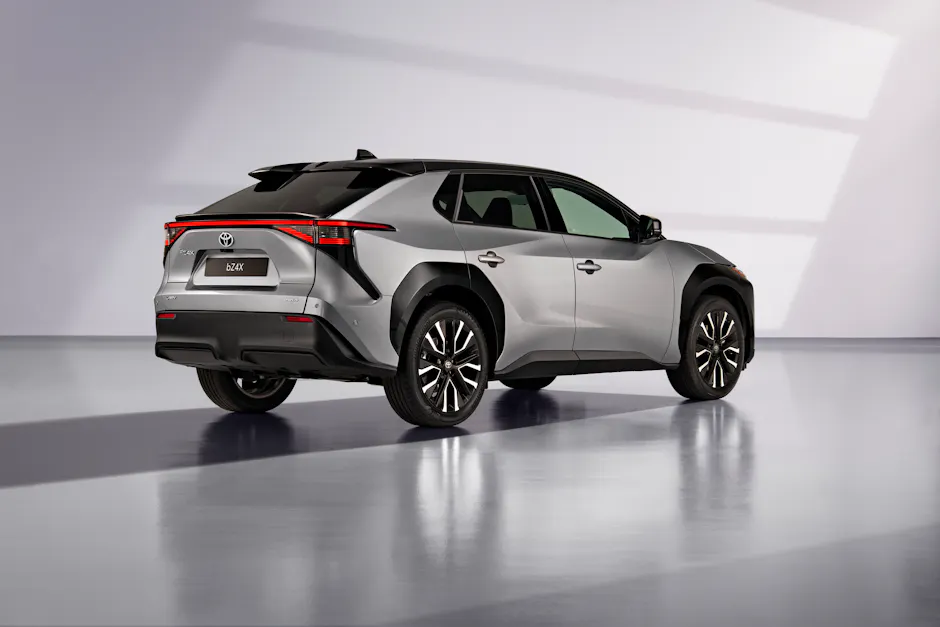 Der Toyota bZ4X mit stilvollem Heck und markantem Logo