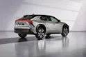 Der Toyota bZ4X mit stilvollem Heck und markantem Logo
