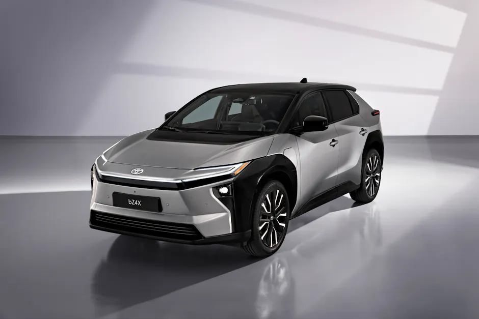 Prägnante Linienführung der Frontpartie des Toyota bZ4X