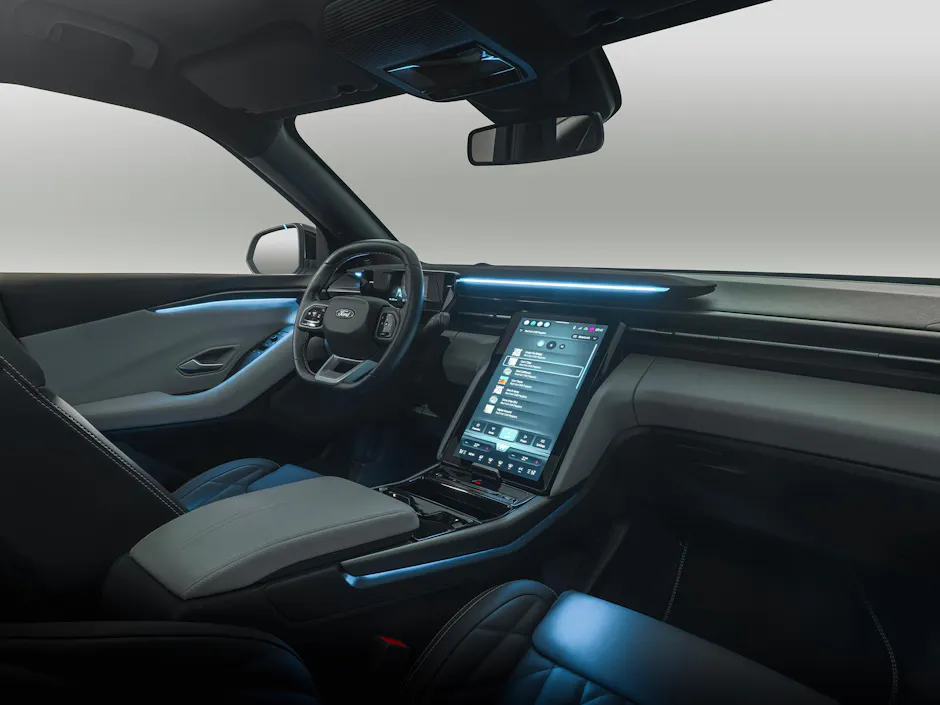 Innenansicht des Ford Explorer – moderne Steuerung und geräumiges Cockpit