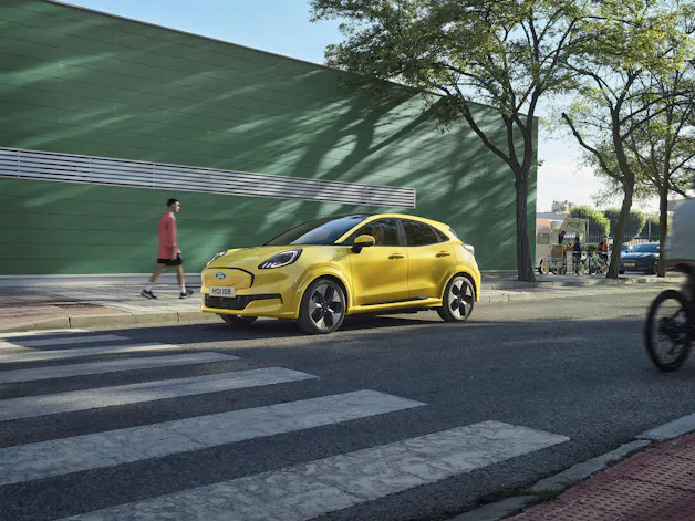 Frontansicht des Ford Puma Gen-E mit geschlossener Front